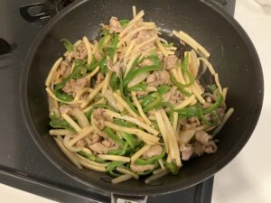 ピリ辛青椒肉絲