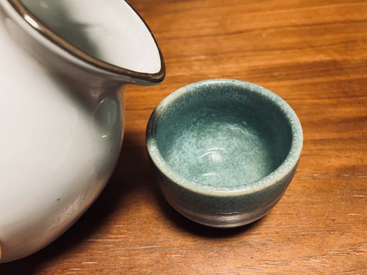 日本酒を注ぐ場面
