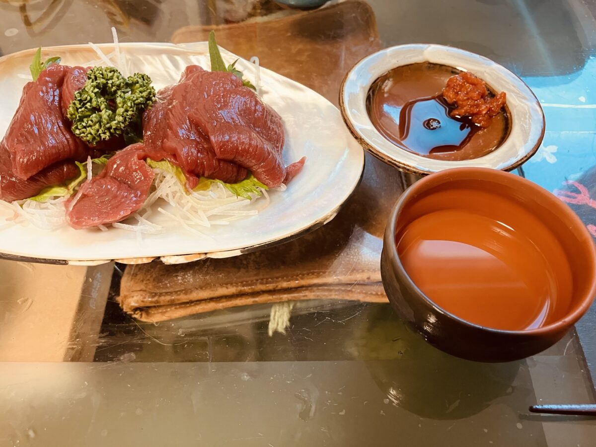 馬刺しと日本酒