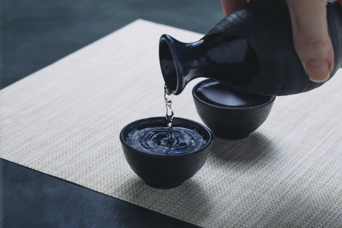 徳利で日本酒を注ぐシーン