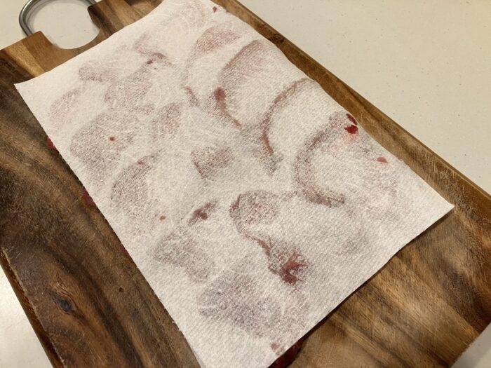キッチンペーパーで水分を拭く
