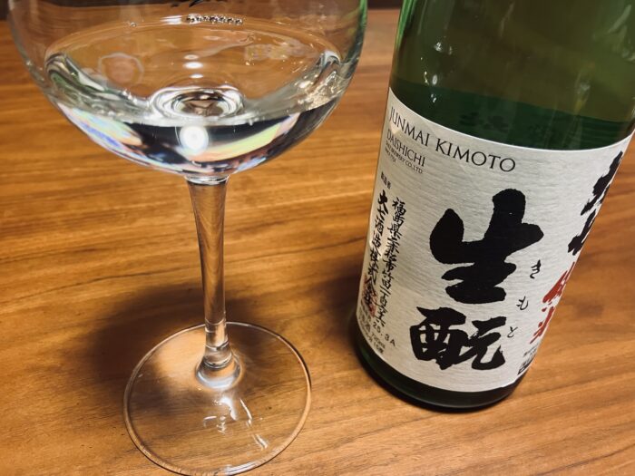 ワイングラスに注いだ「大七 純米生酛」(常温)