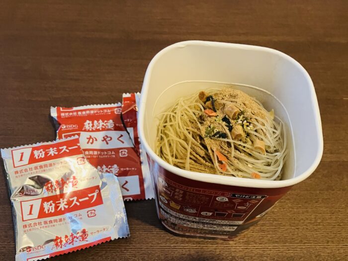 粉末スープ、かやくを春雨の上にあける