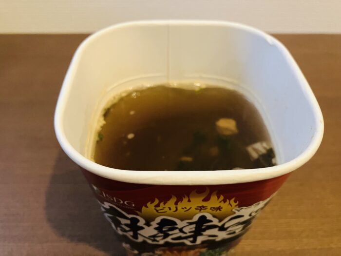 熱湯(400ml目安)をカップ内側の線まで注いでフタをする
