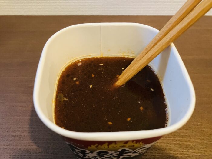 2分後、よくかき混ぜてから液体スープを入れ、よくかき混ぜたら完成