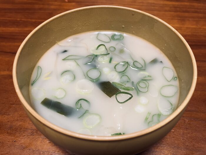 器に盛り、黒胡椒やごま油をひと垂らしして完成