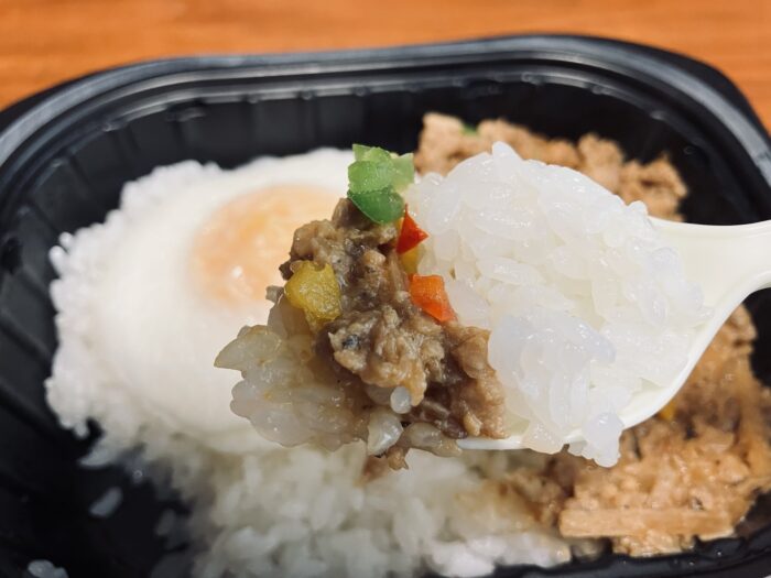鶏ひき肉の旨みとバジルの風味が絶妙にマッチ