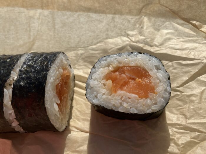ひと口サイズにカットされたサーモンポキロール