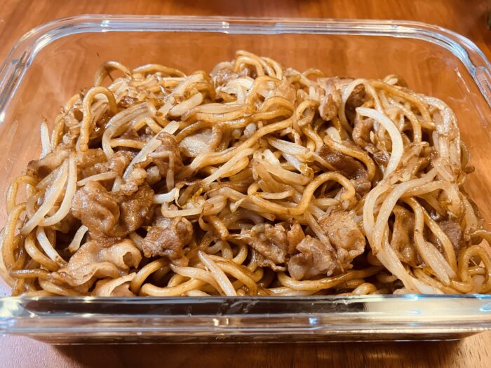 豚肉ともやしを使ってシンプルに仕上げた焼きそば