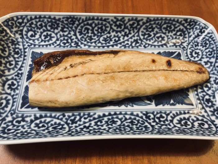 焼き上がった塩さばフィレ