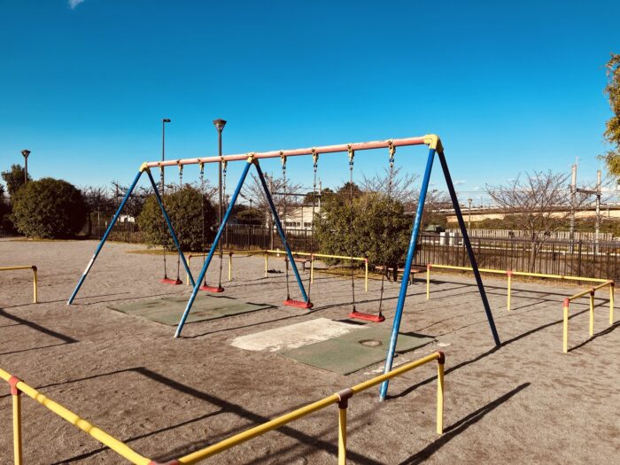 電車が見えるブランコ