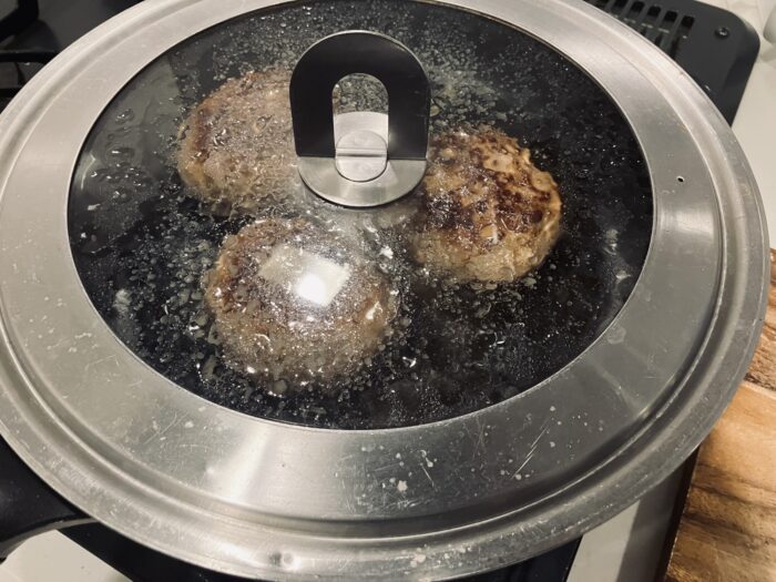 ロピアの「肉だれハンバーグ」を蒸し焼き中