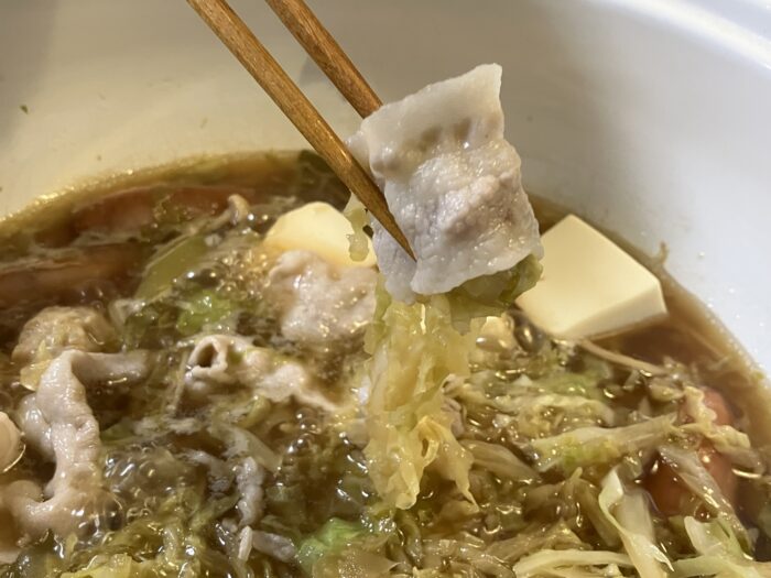 キャベツの千切りを肉に巻いて食べる。