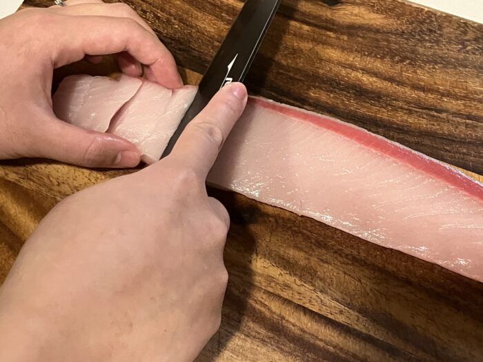 ブリ柵を切る様子