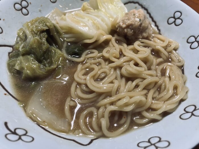 〆は中華麺を入れて味噌ラーメン風に