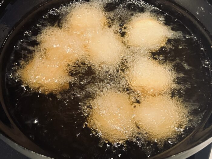 『幻のナゲット』を油で調理