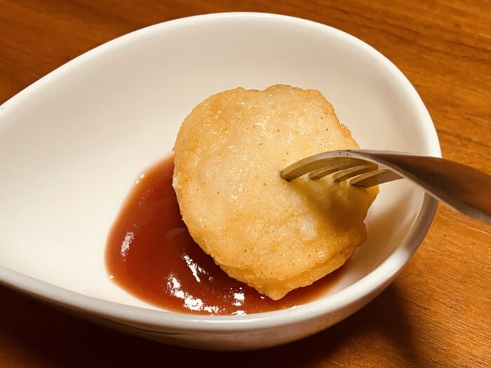 『幻のナゲット』をケチャップにディップ