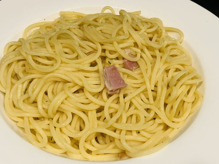 別皿に盛った「ガツンとニンニク大盛りペペロンチーノ」