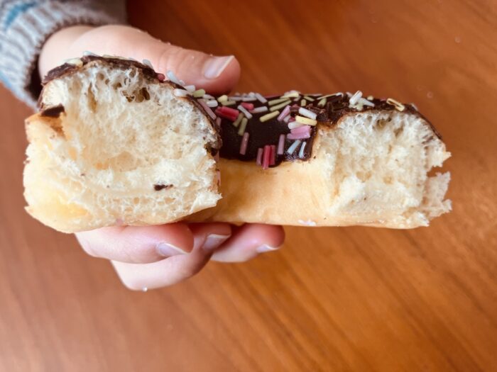 ココア風味ドーナツの断面