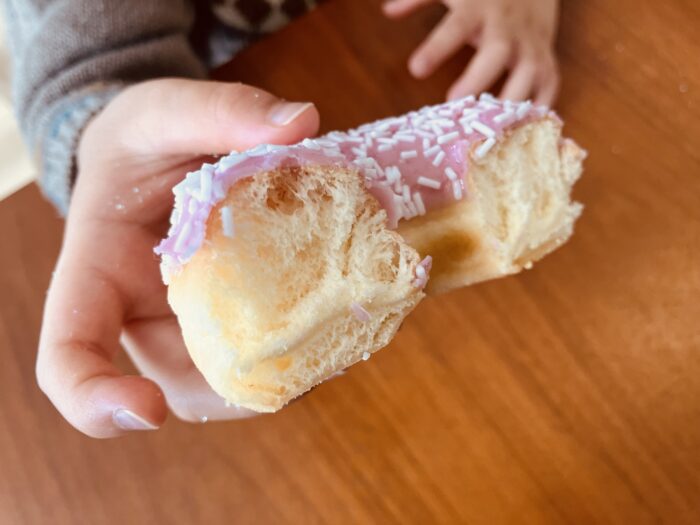 いちご風味ドーナツの断面