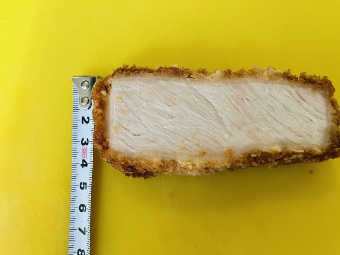 とんかつの断面（厚み）を測定