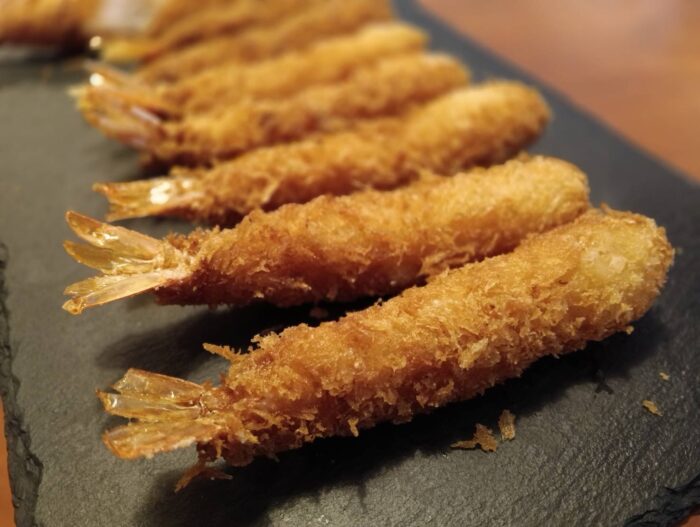 揚げたてのエビフライ