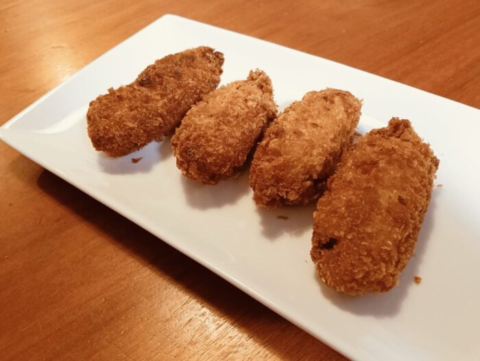 揚げたてのカキフライ