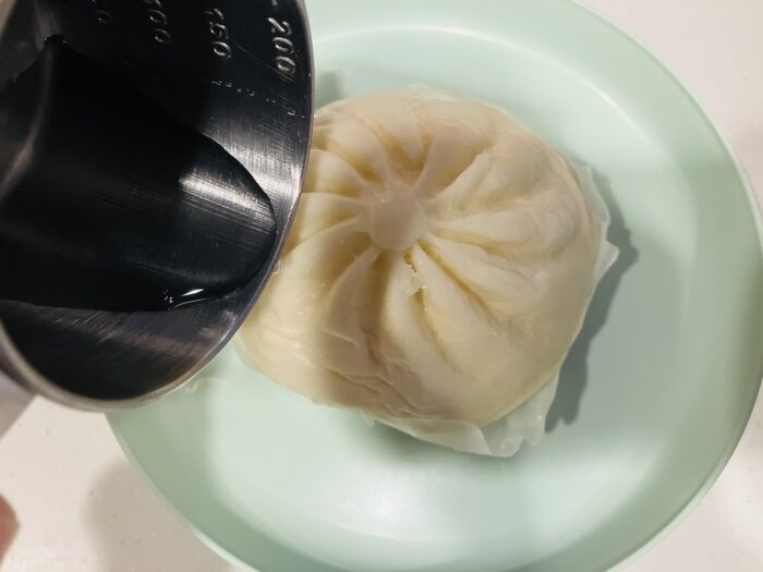 肉まんに少量の水を軽く振りかける